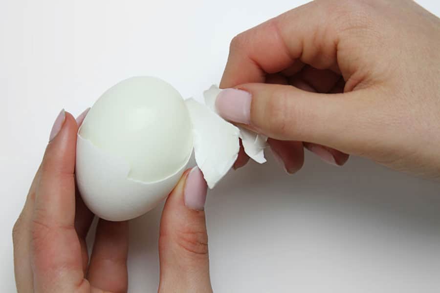 پوست کندن تخم مرغ