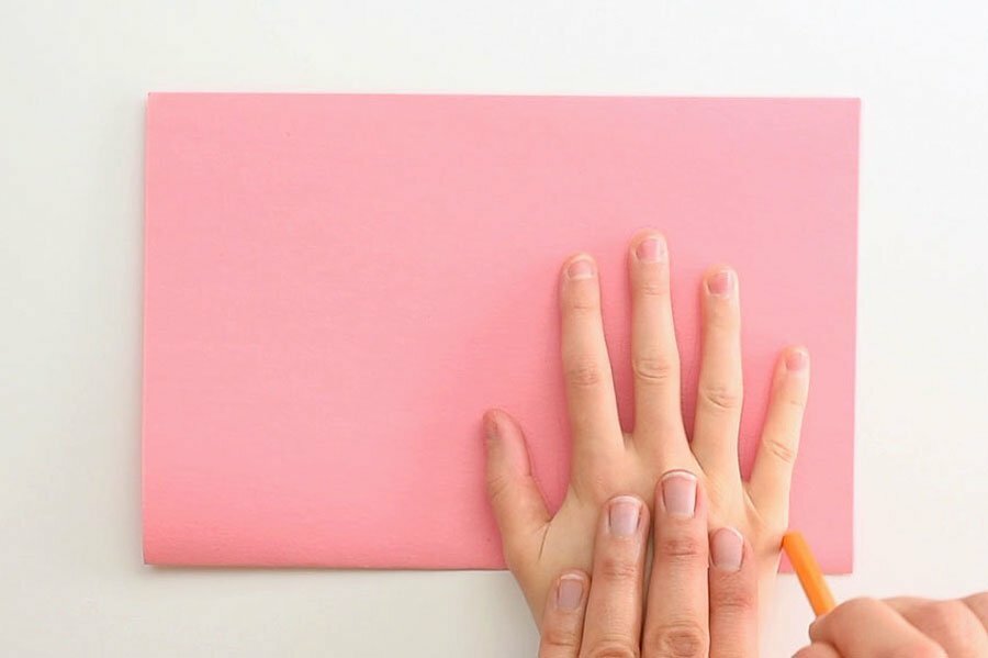 کشیدن شکل دست روی کاغذ