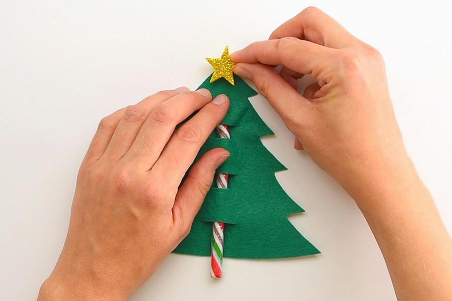 تزیین درخت کریسمس با ستاره کوچک