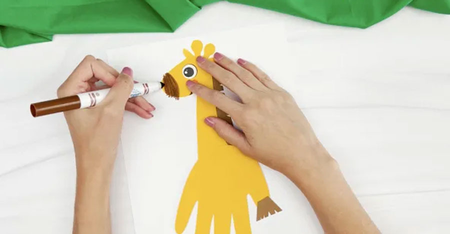 تکمیل جزییات کاردستی زرافه با دست