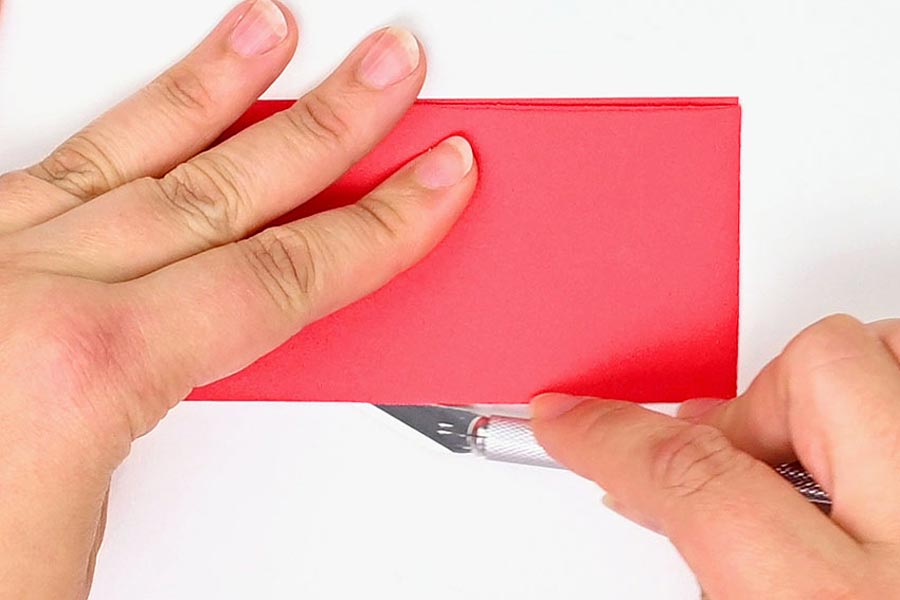 تا کردن کاغذ از وسط برای کاردستی گل